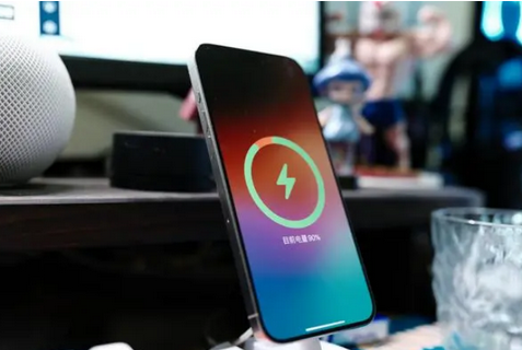 雄县苹果15换屏服务分享用什么充电器给iPhone15充电更好 